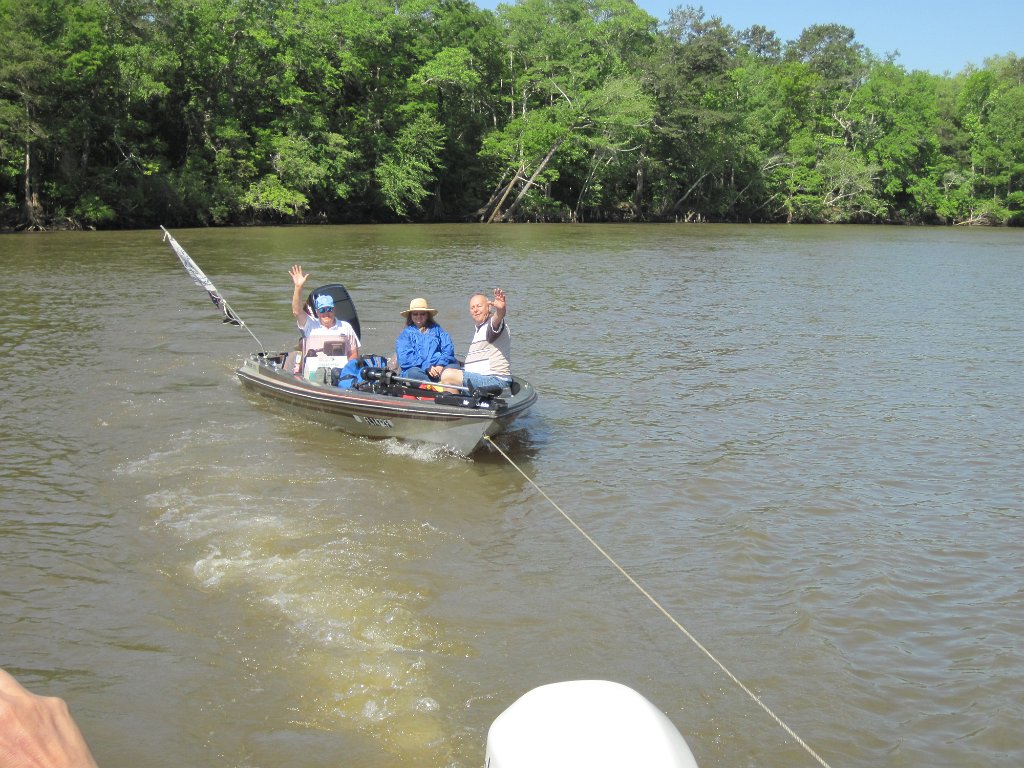 IMG_1851.jpg - Earl, Marta, and Howard ... being towed