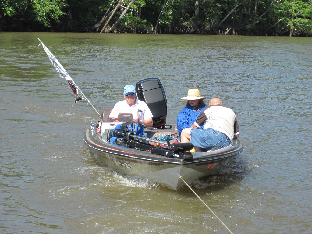 IMG_1852.jpg - Earl, Marta, and Howard ... being towed
