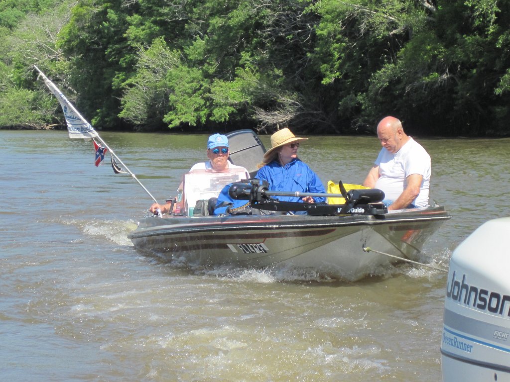 IMG_1853.jpg - Earl, Marta, and Howard ... being towed