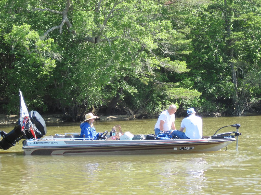 IMG_1854.jpg - Trolling motor is running